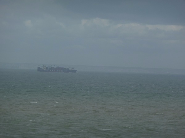 Cargo sur la Manche devant les côtes Anglaises