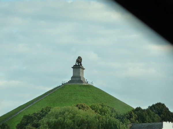 La butte du lion à Waterloo vue de l'autoroute.