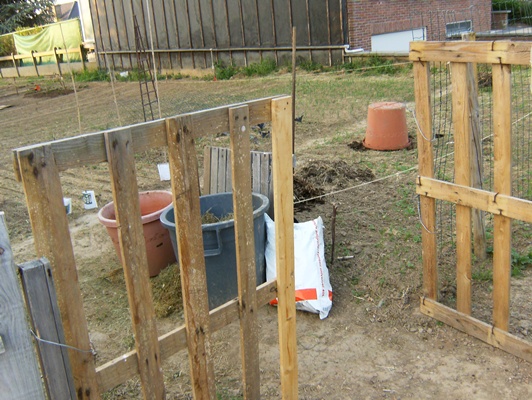 la porte d'entrée, toujours de la récup de pallettes...