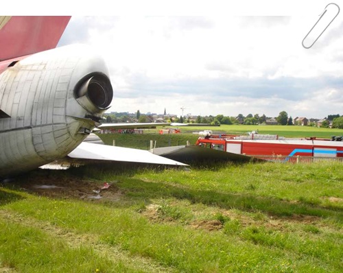 l'arrière du 747 et sa génératrice, le long du fuselage mais à 1000mètres, mes artichauts et une centaine d'habitation