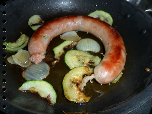 la saucisse  de courgettes, <br />on peut en obtenir 1 en végétarienne en remplaçant la viande par 6 œufs, des pdt précuitespour un total de 700gr  +700gr de courgettes + à l'oeil 200gr de chapelure blonde et bien sèche. coulis de tomates, bon app...
