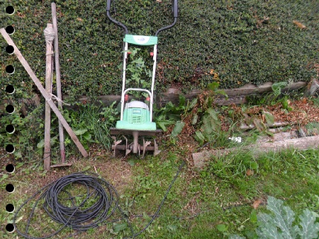 la bineuse de 30cms, en fonction pour éclaircir les sillons  avec un accés au soleil, à l'eau et le pédestre du jardinôte...
