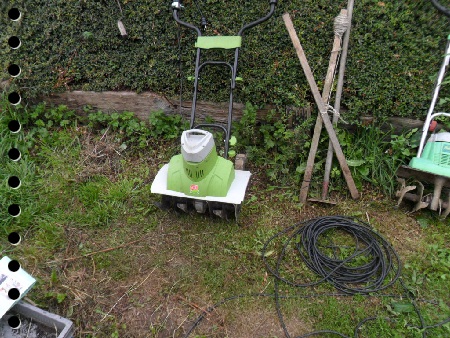 la  bineuse de 45cms plus 1500w plus 14kg, qui me permet de broyer, mouliner les indésirables et me donne une terre fine