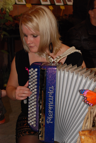 Pauline, notre fidèle accordéoniste.