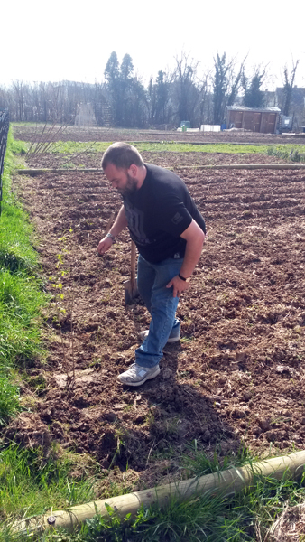Echange avec JDN. David plante un framboisier