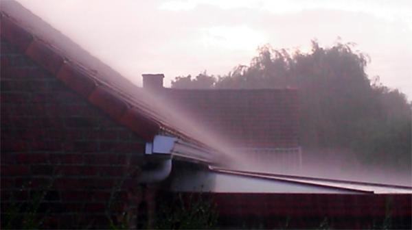 Ici toute la journée la pluie a bien rincé sol et toiture !