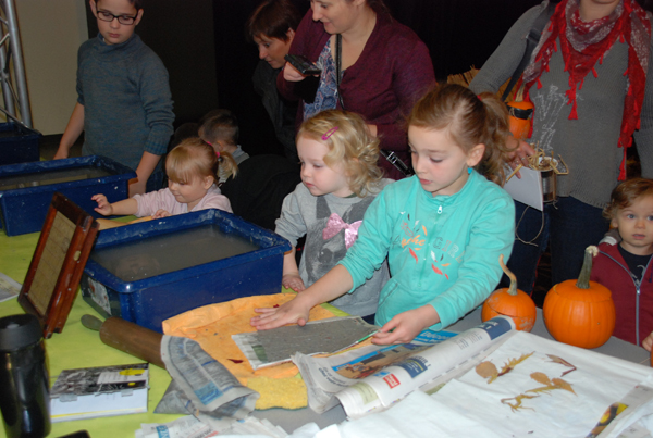 Atelier enfants sur le recyclage. Réalisation d'une feuille de papier herbier