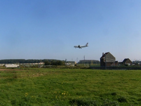 prairie à coprins qui produisait jusqu'aux barrières de l'aéroport, dépôts des tas de fumiers pour les "witloof-boeren" sans ce fumier et son dépôt pas de coprins, la protection civile a harasé 50cms de surface suite au b747 de 2008 voir mes pics de 2009 "jardiner dangeureusement à zaventogge"